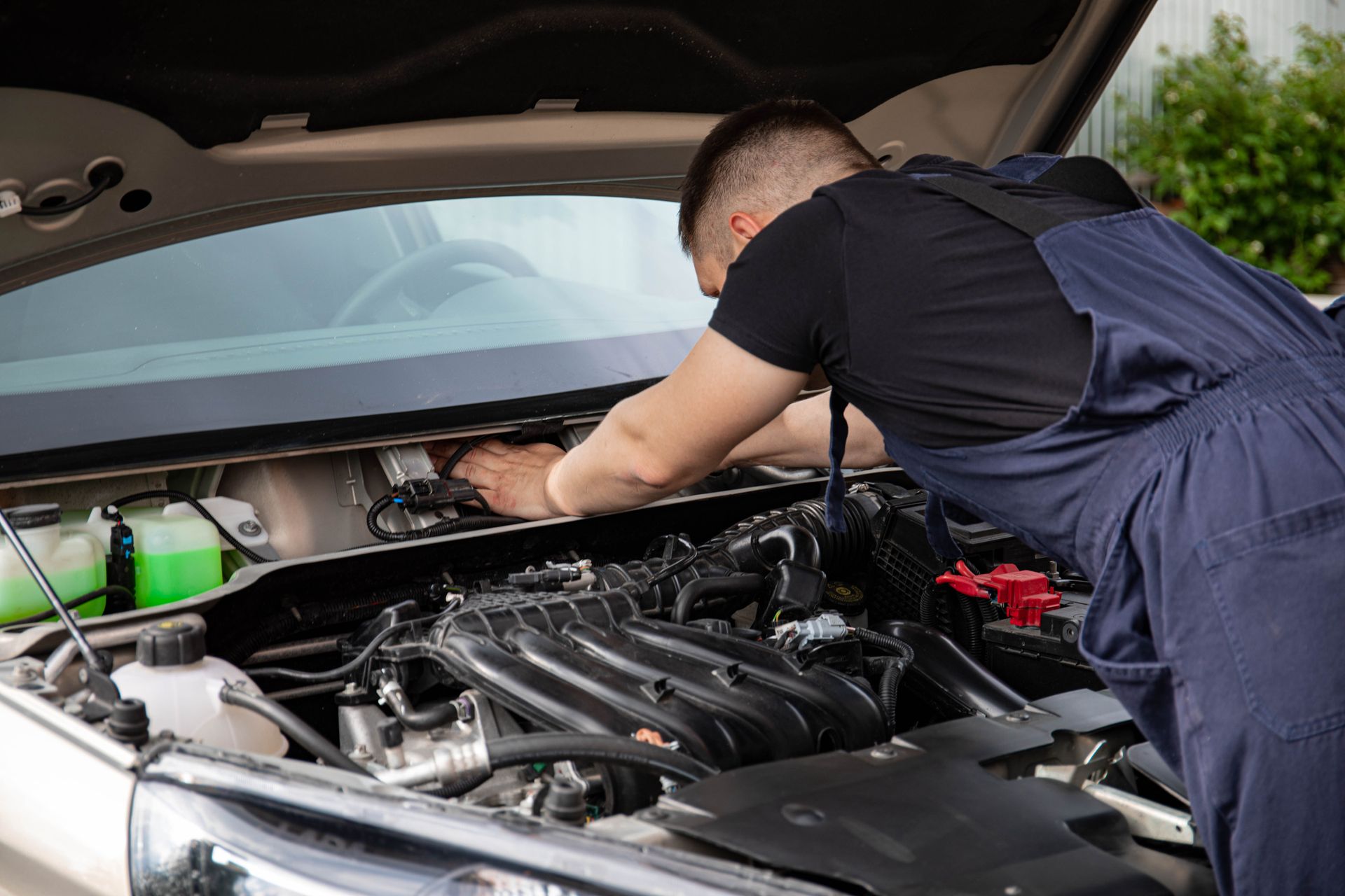 Mecánico inspeccionando motor de auto
